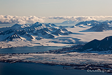 Kurz vor der Landung in Longyearbyen, Spitzbergen