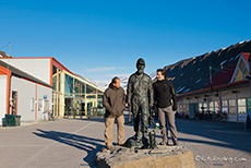 Uwe & Chris am Bergbau Denkmal,  Longyearbyen