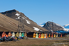 Holzhäuser und Motorschlitten findet man überall auf Longyearbyen