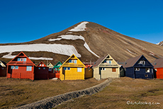 Bunte Holzhäuser auf Longyearbyen