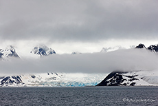 Gletscher mit tiefhängenden Wolken