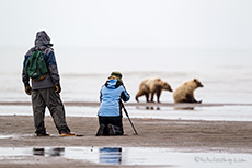 Rusty und Andrea bei den Bärenkindern am Strand, Lake Clark Nationalpark, Alaska