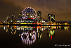 jetzt ist es Nacht am Science World in Vancouver