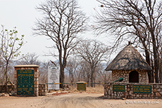das Gate vom Sinamatella Camp, Hwange Nationalpark