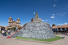Brunnen mit Inka König und Jesuiten Kirche an der Plaza de Armas, Cusco