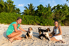 Natalie und Andrea mit den Hunden am Anse Kerlan