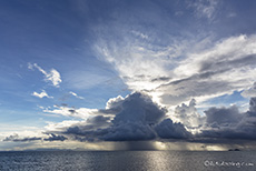 Die Wolken türmen sich über der Insel Mahé auf