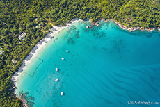 Anse Lazio aus der Luft mit Haifischnetz, Praslin, Seychellen