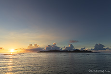 Sonnenuntergang mit der Insel Praslin