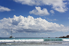 Katamaran ankert vor dem Anse Cocos