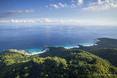 Aussicht auf die Ostküste mit den Stränden Anse Cocos, Petite Anse und Grand Anse, La Digue